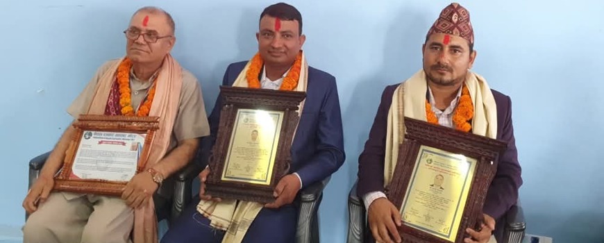 बुढाथोकीलाई षष्टिका बस्नेत सूचनाको अधिकार  पुरस्कार र  प्रोत्साहन पुरस्कार भण्डारीलाई 