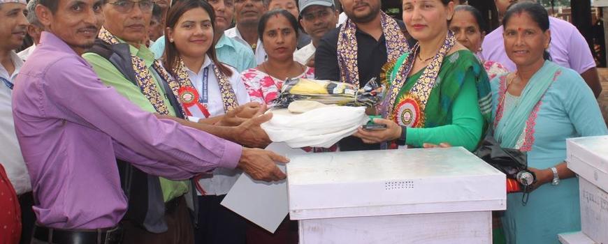 मानव–हात्ती  द्धन्द न्यूनिकरण गर्न जुकेखाडी वनका उपभोक्तालाई मौरीको घार वितरण 