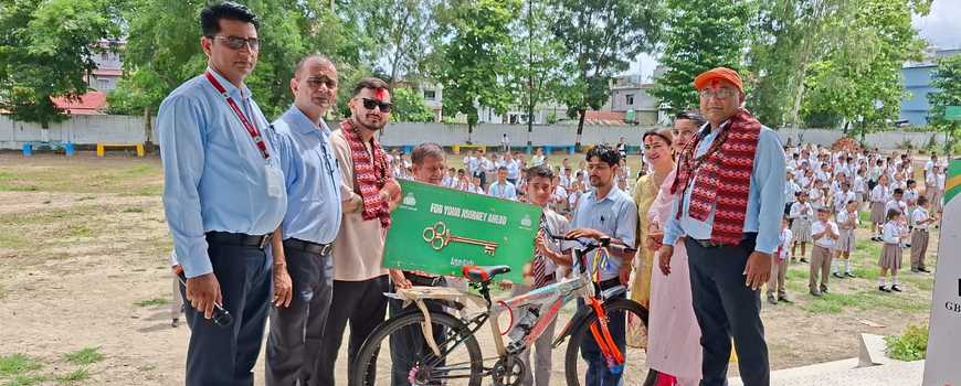 जन्म दिनको अवसरमा प्रत्युगले दिए  विद्यार्थीलाई साइकल 