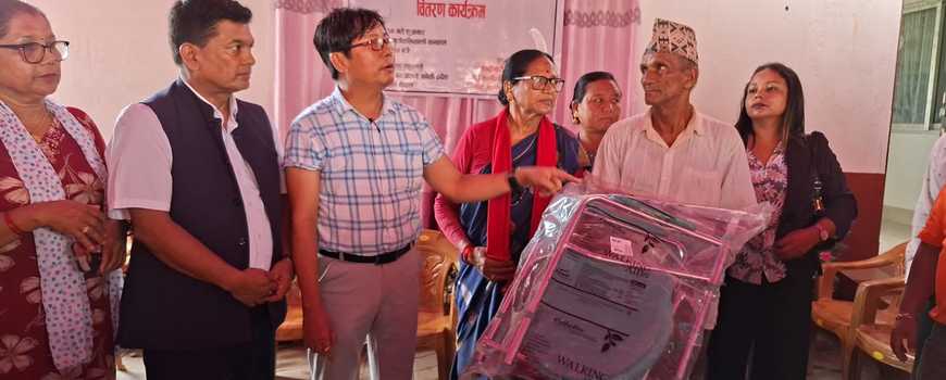 हल्दिबारीले  ६८ जना अपाङ्गता भएकालाई सहायक सामग्री वितरण गर्यो  