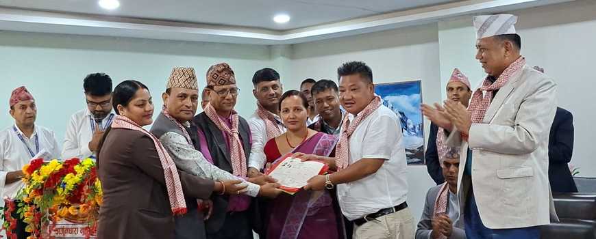 अर्जुनधारा नगरका अव्यवस्थित बसोबासीहरुलाई जग्गाधनी पूर्जा वितरण