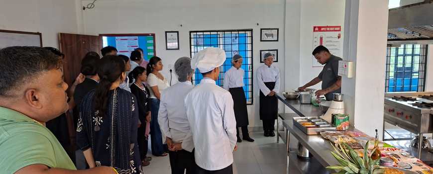 गोमेन्द्र बिर्ता मोडलका डिएचएम र बिएचएमका विद्यार्थीहरुलाई ओरेनटेसन 