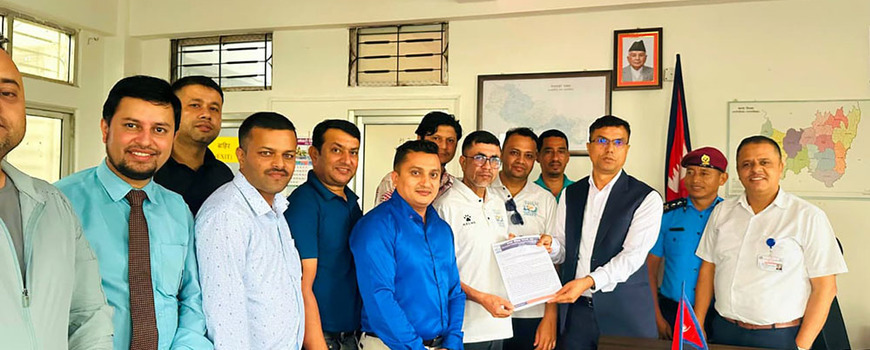 इक्यान झापाले बुझायो झापाका प्रमुख जिल्ला अधिकारीलाई ज्ञापन