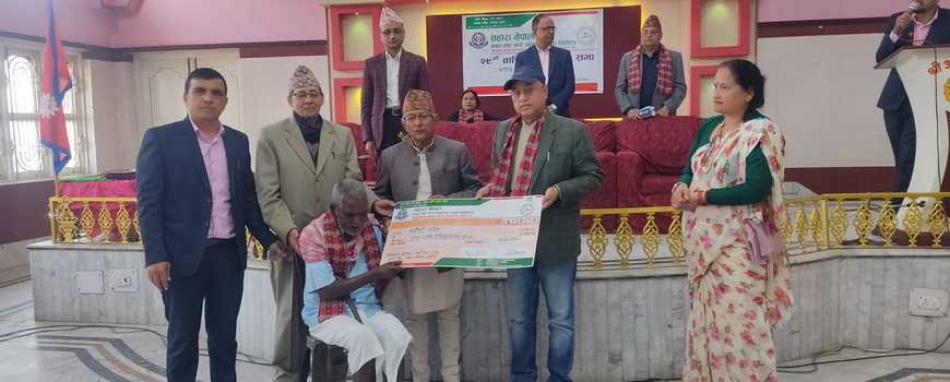 बुढेसकालमा छाेरा गुमाएका ७७ बर्षिय भराेसीलाई सहाराकाे साथ बुढेसकालमा छाेरा गुमाएका ७७ बर्षिय भराेसीलाई सहाराकाे साथ