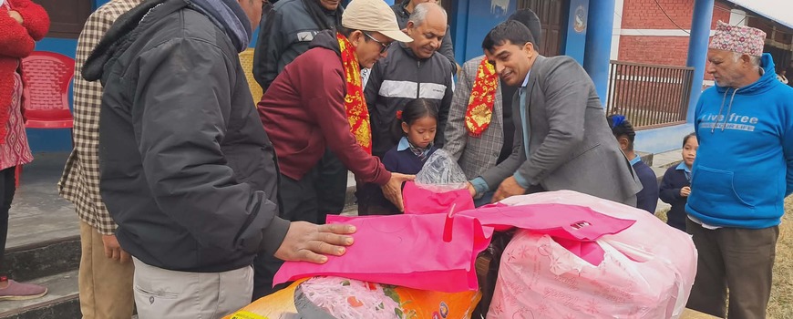 जन्मदिनमा द्यार्थीलाई जाडाेकाे न्यानाे कपडा वितरण