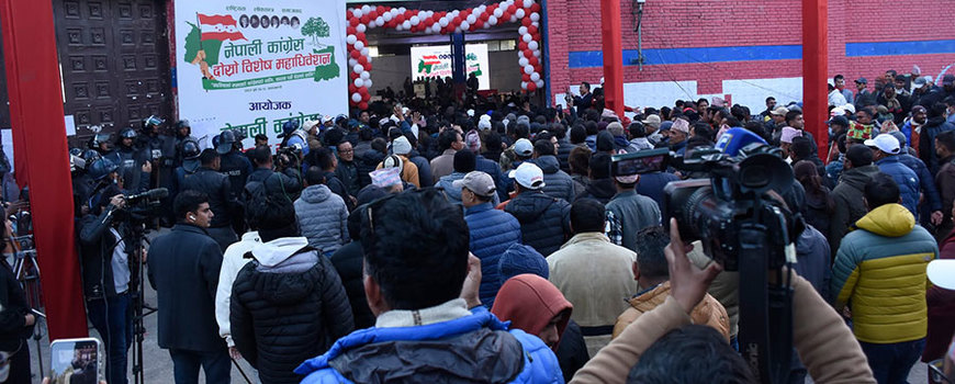 भृकुटीमण्डपमा कार्यकर्ता भन्छन् – प्रष्ट कांग्रेस र भ्रष्ट कांग्रेस छुट्टियो