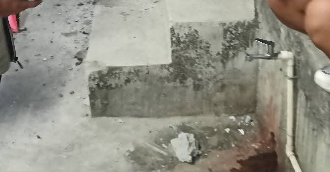 बिर्तामोडमा मध्यराती  दुर्घटना, दुई जना घाईते, चालक प्रहरीकाे खाेरमा 