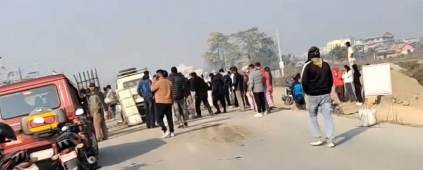 कनकाईमा पिकअप र बस ठोक्किँदा बालकको मृत्यु, १३ जना घाइते