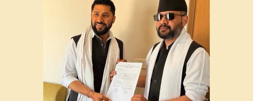 बालेनले रविको हातबाट लिए झापा-५ को टिकट