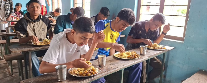 कनकाईका सामाजिक अभियान्ता ओलीको प्रशंसनिय कार्य : विपन्न विद्यार्थीलाई निःशुल्क खानाको व्यवस्था कनकाईका सामाजिक अभियान्ता ओलीको प्रशंसनिय कार्य : विपन्न विद्यार्थीलाई निःशुल्क खानाको व्यवस्था